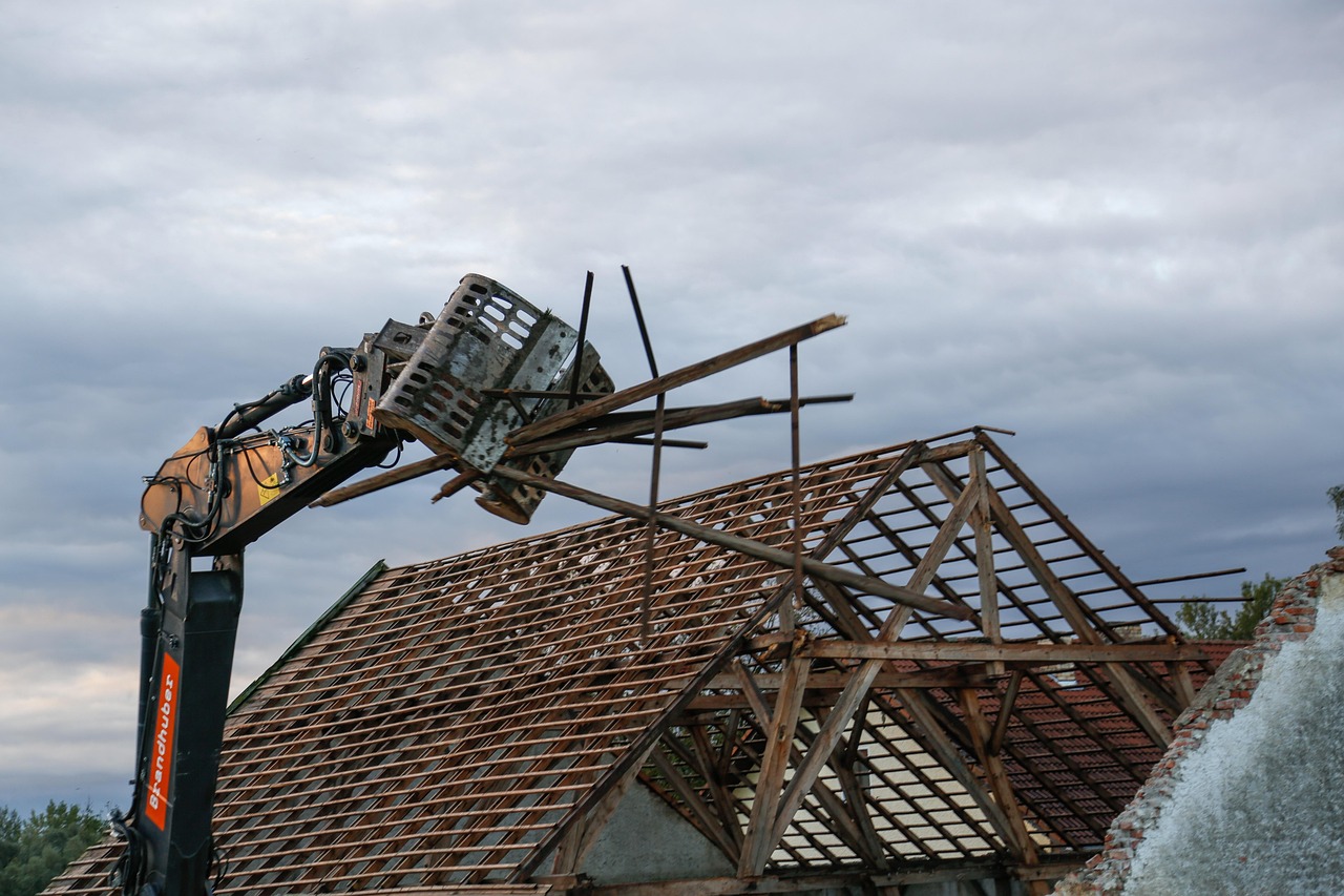 Stahlbeton-Bauteil vor dem Abbruch durch Die Abbruchfirma Wien